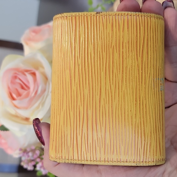 Authentic Louis Vuitton Epi card wallet - Picture 3 of 10